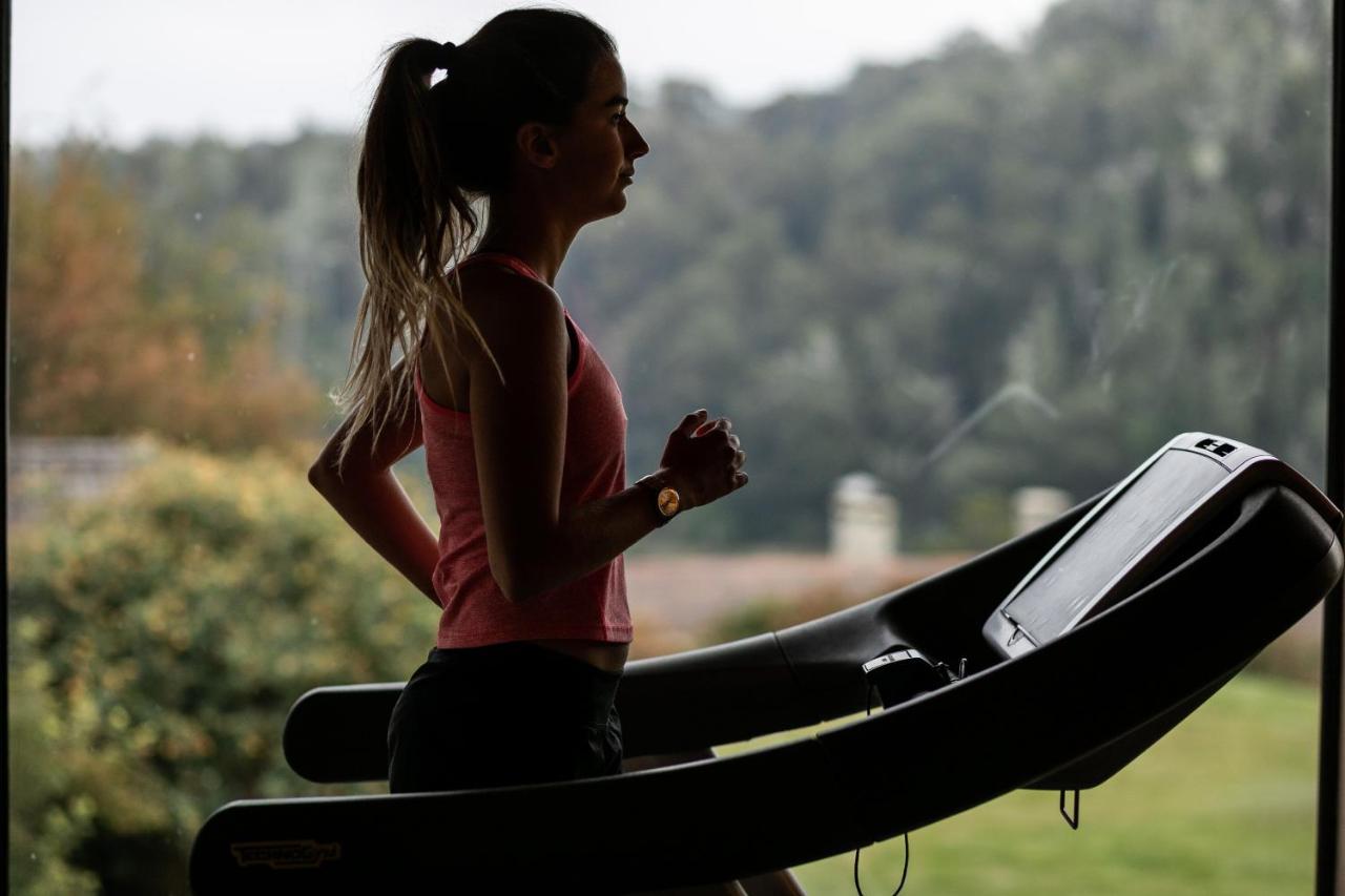 Llao Llao Resort, Golf-Spa Σαν Κάρλος ντε Μπαριλότσε Εξωτερικό φωτογραφία A woman exercising on a treadmill