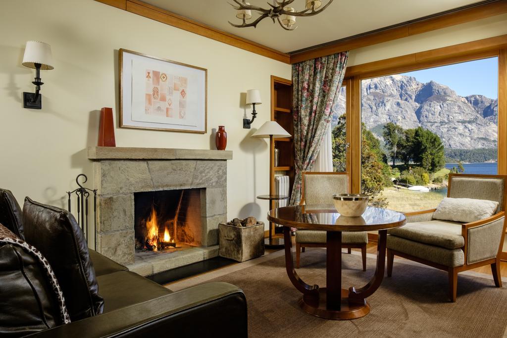 Llao Llao Resort, Golf-Spa Σαν Κάρλος ντε Μπαριλότσε Εξωτερικό φωτογραφία A living room at the Hotel de la Couronne